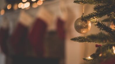 Du planst eine Weihnachtsfeier? Kein Problem mit der B1/A2 Deutschprüfung: Tipps zur Organisation und Problemlösung